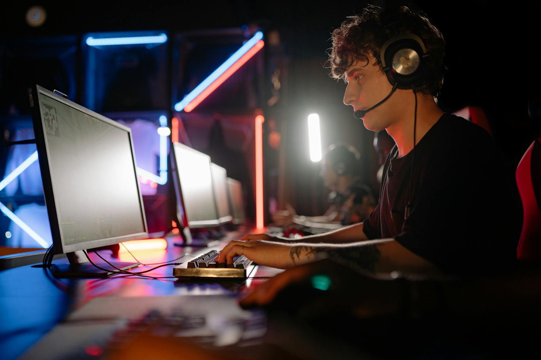 Exploring the Evolution of Online Gaming Communities